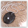 KSA-02 Mini parelketting met steenmedaillon